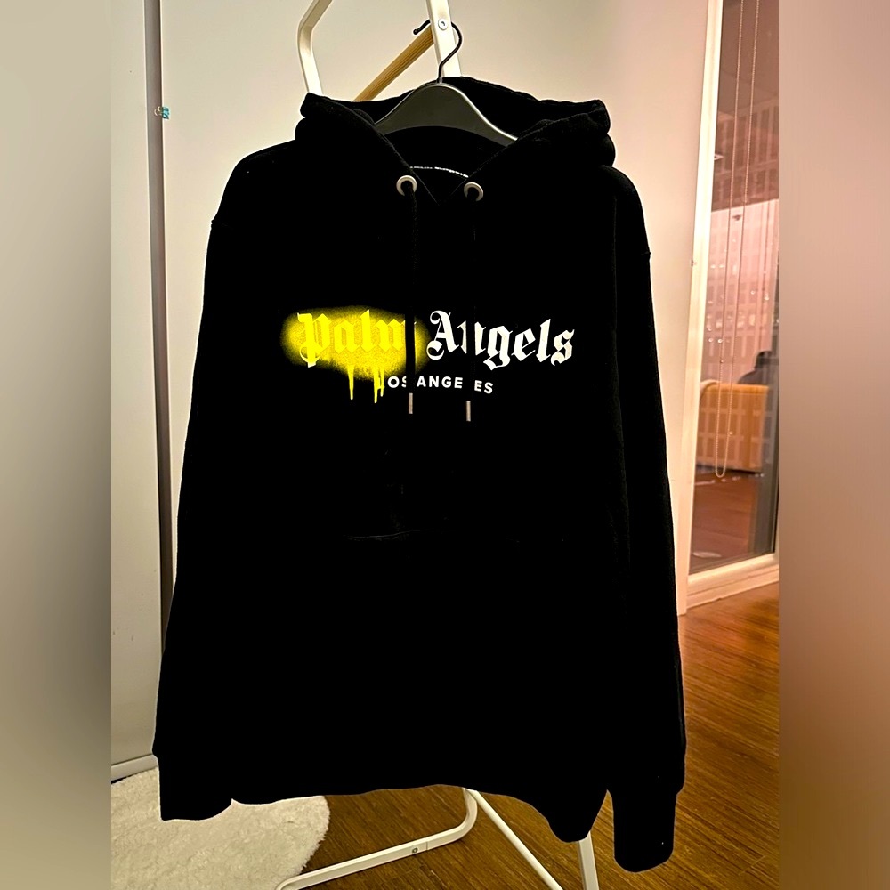 LOS ANGELES SPRAYED HOODIE
Size Small